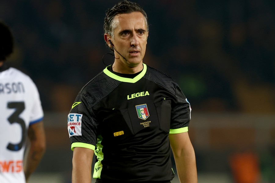 L'arbitro Aureliano in campo durante Lecce-Atalanta