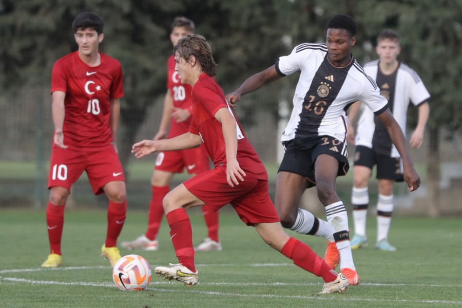 Akman durante una partita della Turchia U17