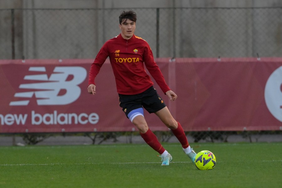 Shomurodov mentre si allena a Trigoria