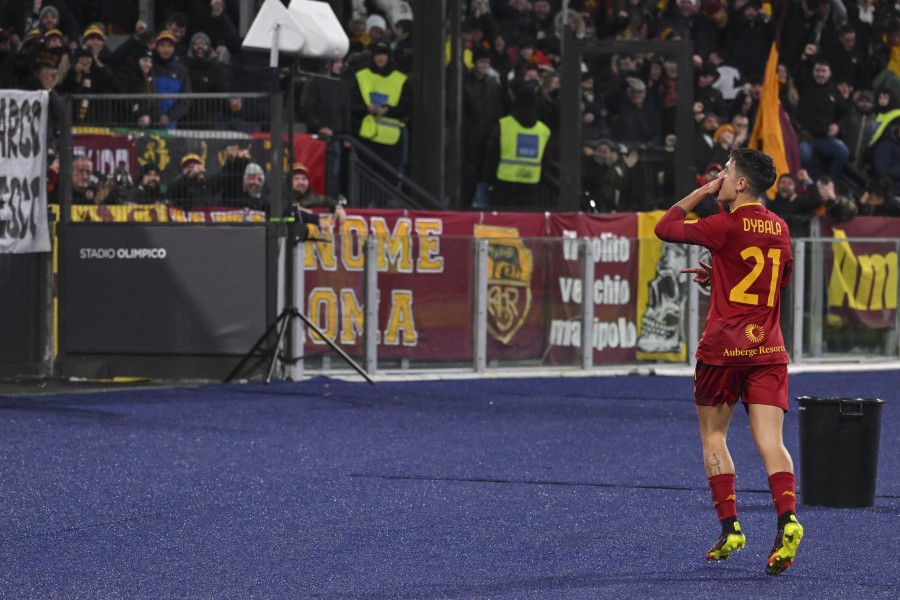 Dybala esulta sotto la Curva Sud dopo il gol al Genoa