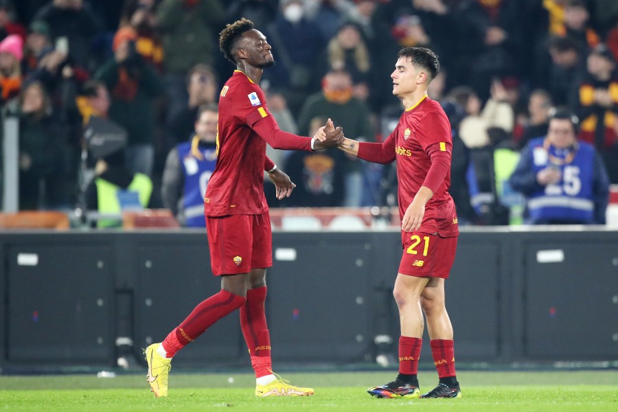 Tammy Abraham e Paulo Dybala durante una partita della Roma