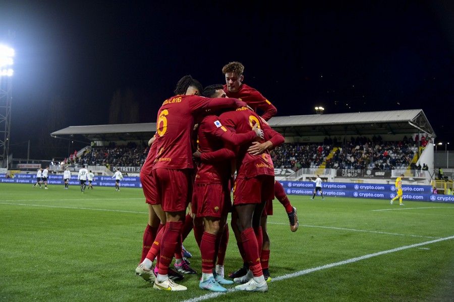 L'esultanza della squadra al gol di Abraham in Spezia-Roma 0-2