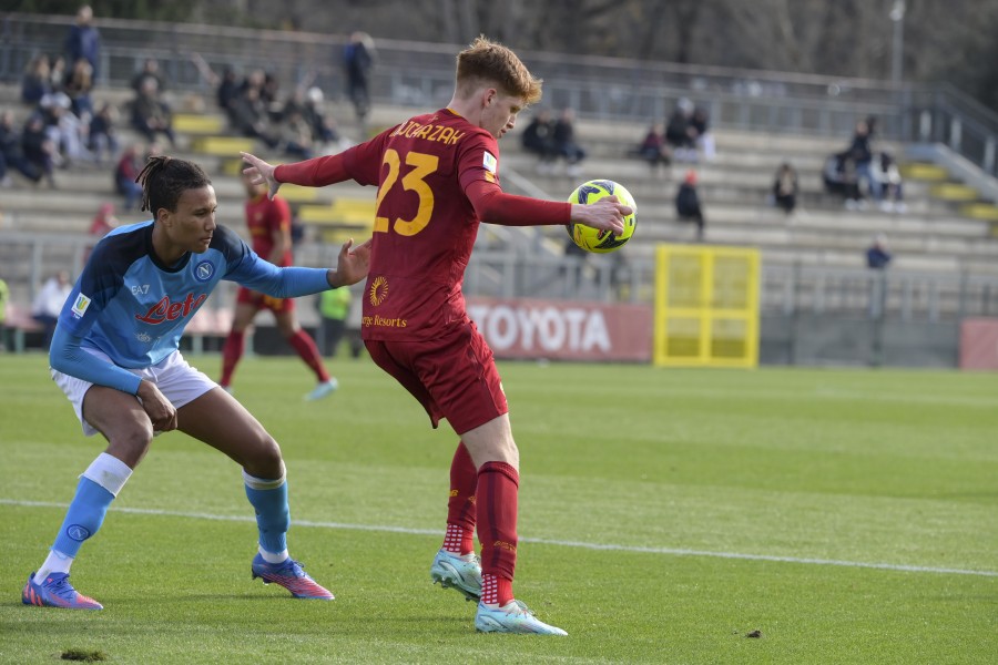 Majchrzak in campo con la Roma Primavera durante la gara contro il Napoli