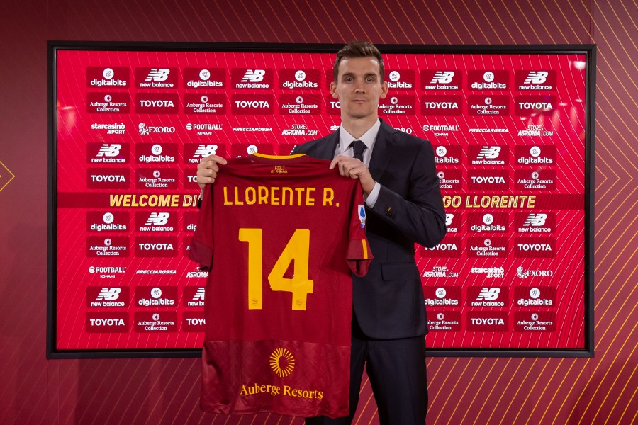 Diego Llorente durante la sua presentazione come nuovo calciatore della Roma