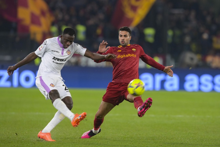 Zeki Celik durante una partita della Roma