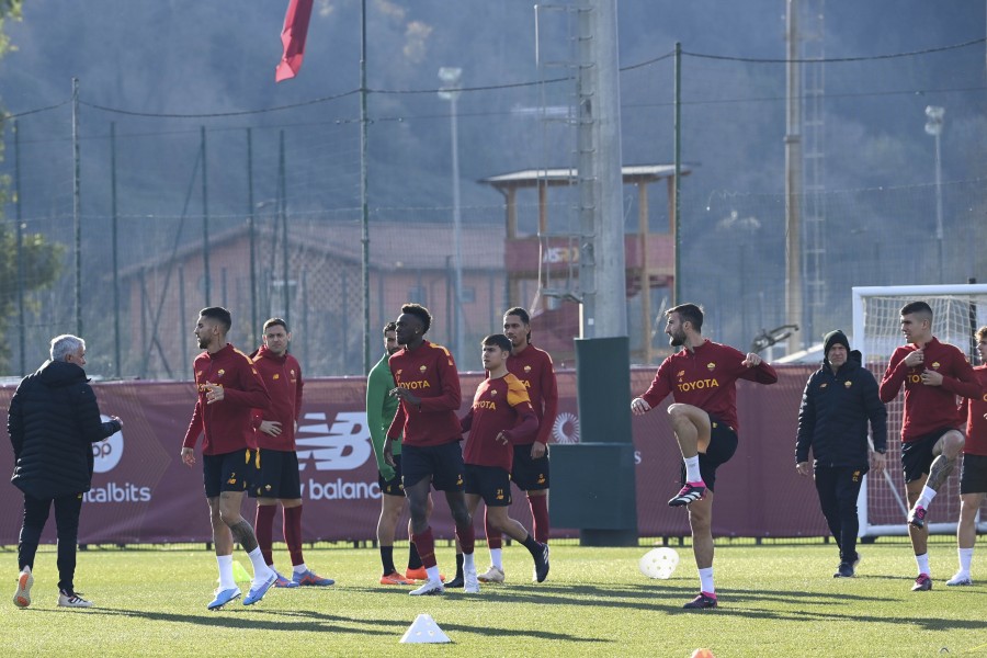 Giocatori della Roma durante un allenamento a Trigoria