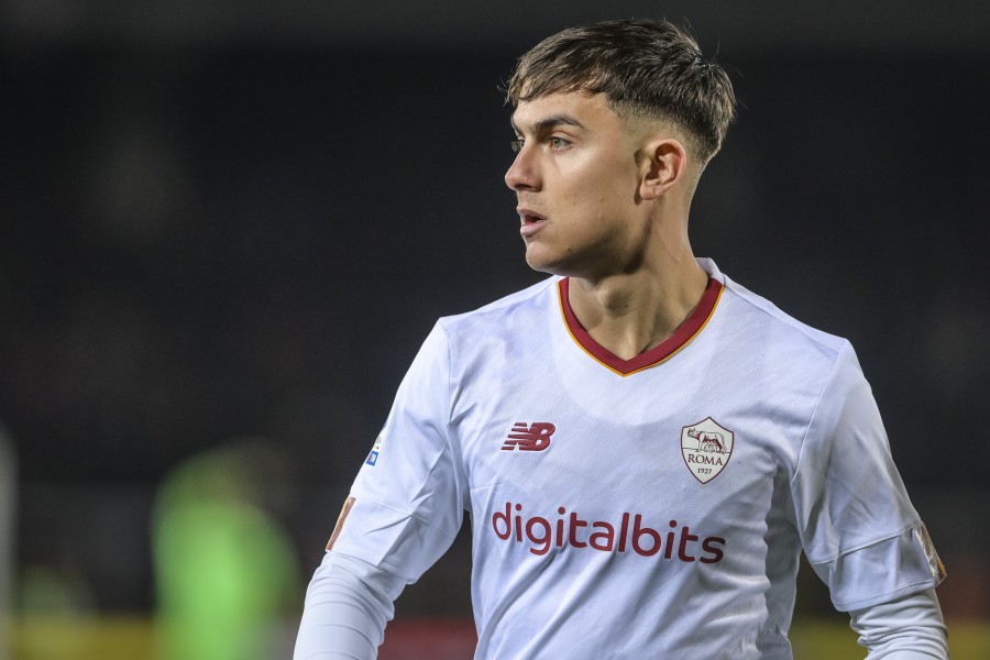 Dybala in campo al Via Del Mare durante Lecce-Roma 1-1