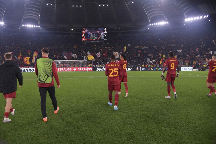 Giocatori in campo al termine di Roma-Salisburgo