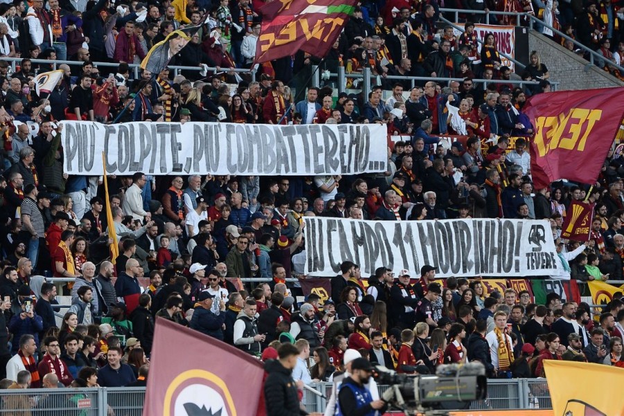 Striscioni a favore di Mourinho ieri all'Olimpico