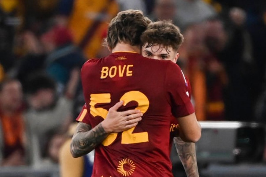 Bove e Zalewski durante una partita della Roma