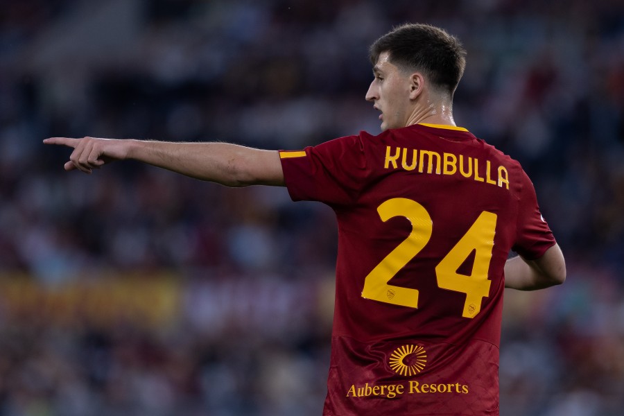 Kumbulla con la maglia della Roma