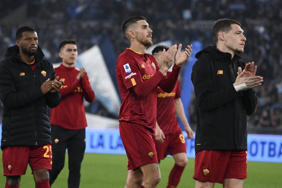 I giocatori della Roma al termine del derby perso