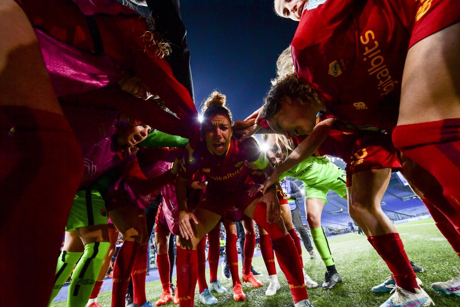 Giocatrici della Roma Femminile prima dell'ingresso in campo