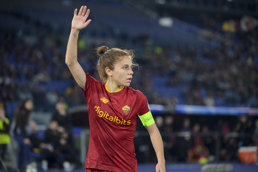 Manuela Giugliano durante la sfida di Champions League contro il Barcellona