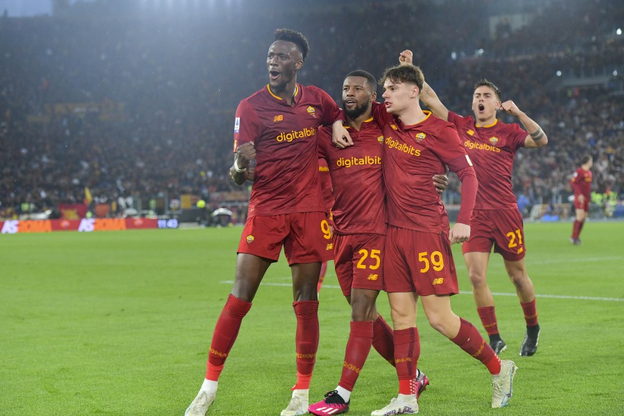 L'esultanza della Roma dopo il gol di Wijnaldum