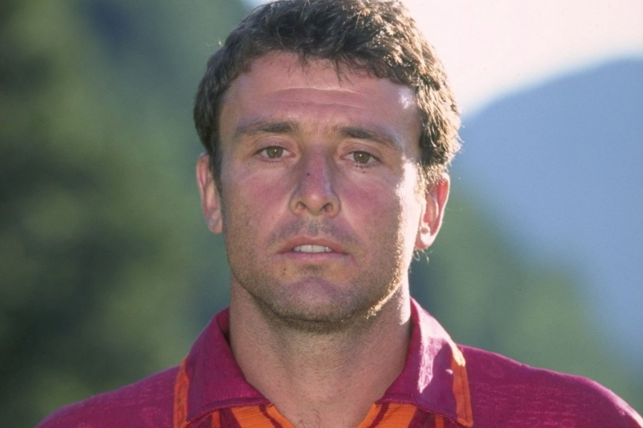 Amedeo Carboni, calciatore della Roma dal 1990 al 1997, con indosso la maglia giallorossa