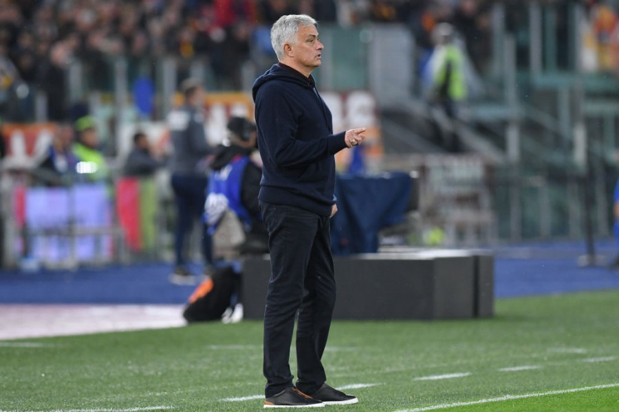 Il tecnico della Roma, José Mourinho, sul prato dell'Olimpico