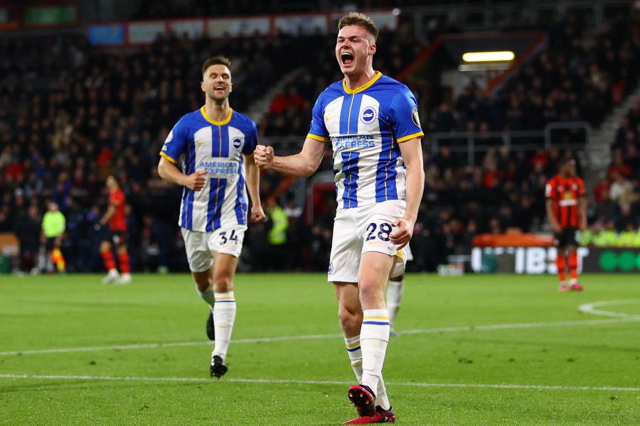 Evan Ferguson a segno con la maglia del Brighton