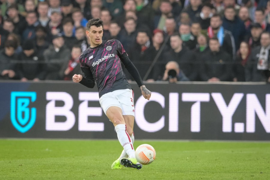 Ibañez in campo durante Feyenoord-Roma