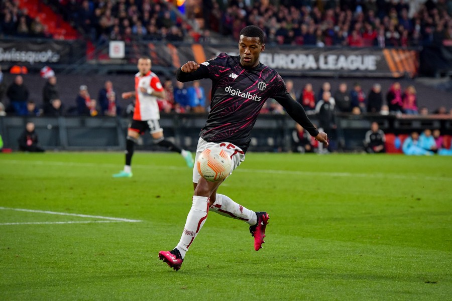 Wijnaldum in azione contro il Feyenoord