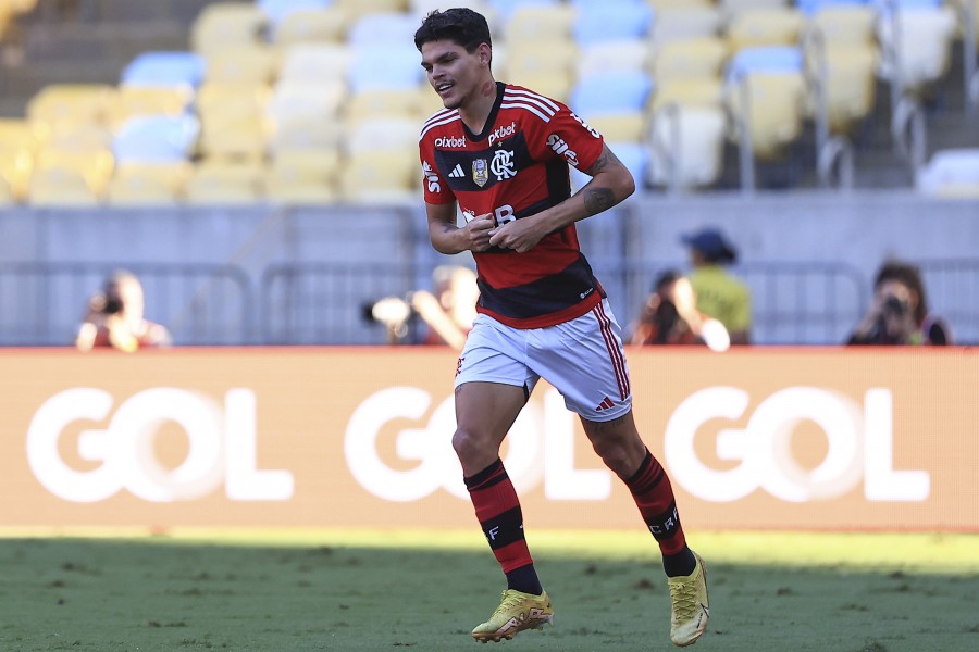 Ayrton Lucas in azione col Flamengo