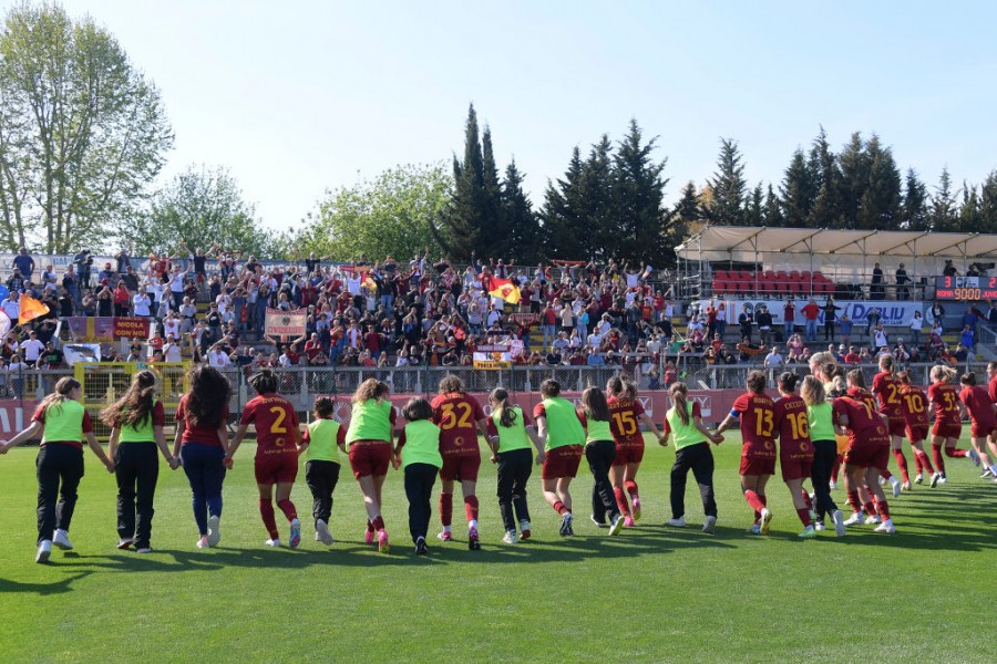 I festeggiamenti della Roma Femminile al Tre Fontane dopo la vittoria sulla Juventus