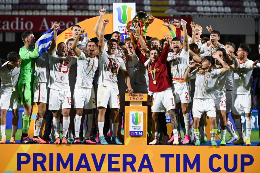 I festeggiamenti della Roma Primavera per la vittoria della Coppa Italia