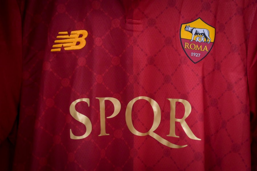 La maglia della Roma con la scritta SPQR