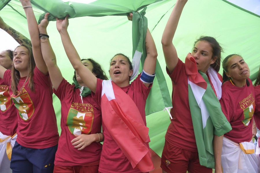 I festeggiamenti della Roma Femminile per la vittoria dello scudetto