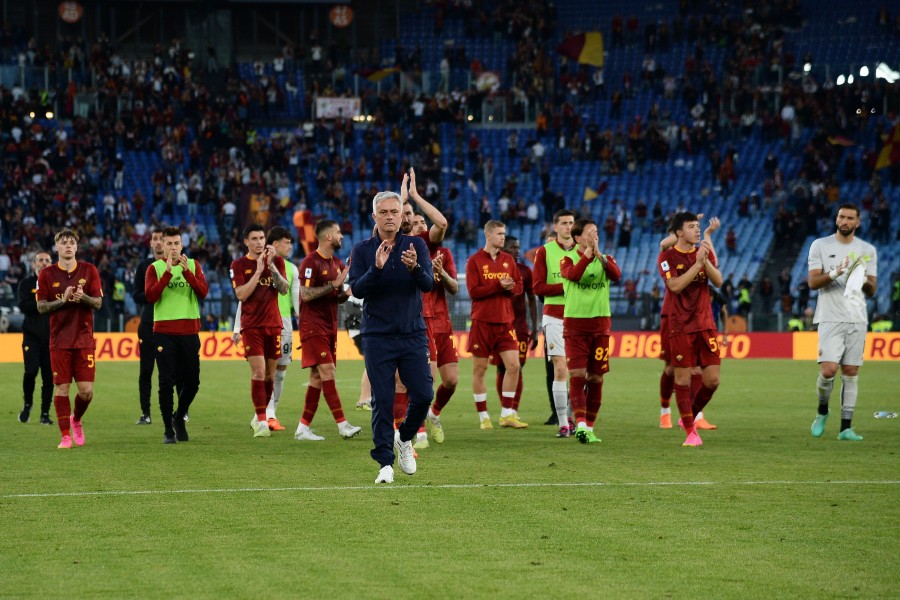 José Mourinho sotto la curva sud