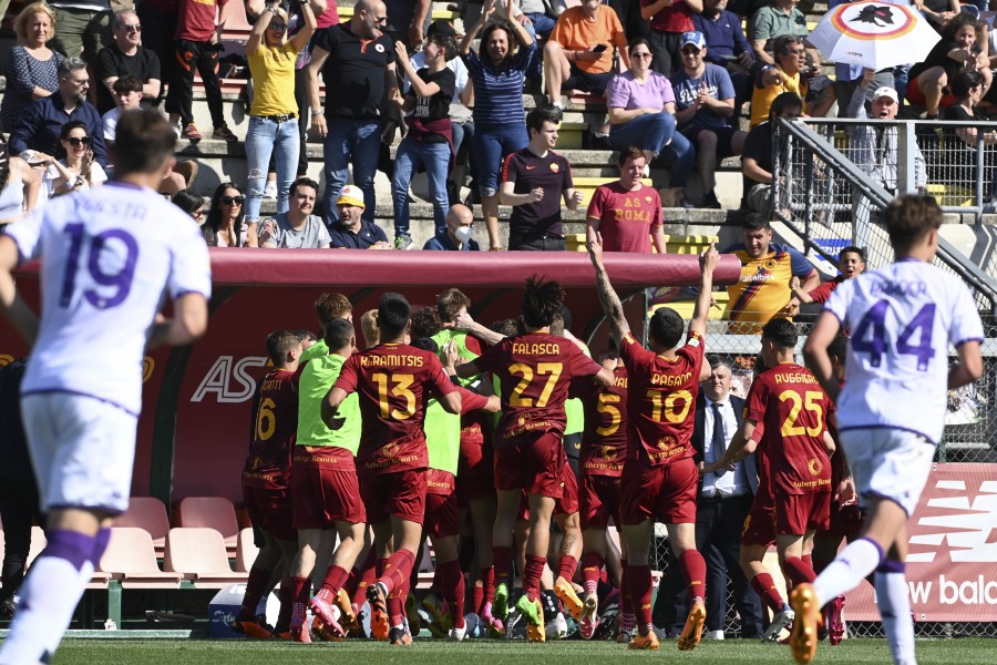 La Roma Primavera esulta dopo un gol