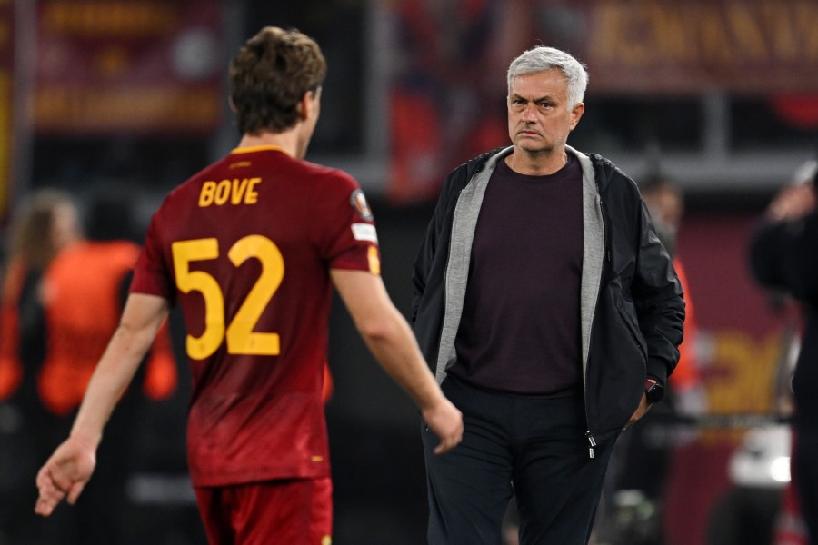 José Mourinho ed Edoardo Bove durante l'ultima partita  della Roma