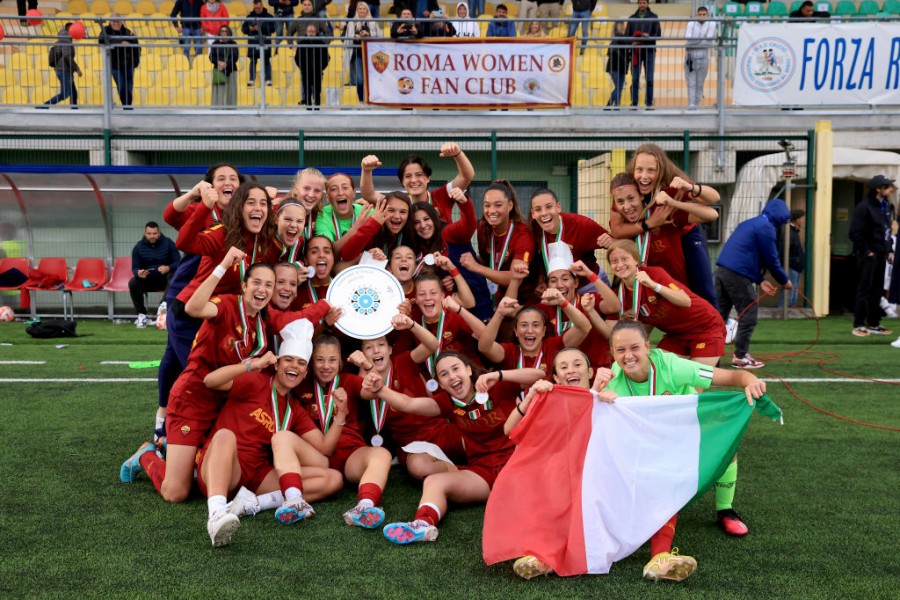 La Roma Femminile Primavera durante i festeggiamenti