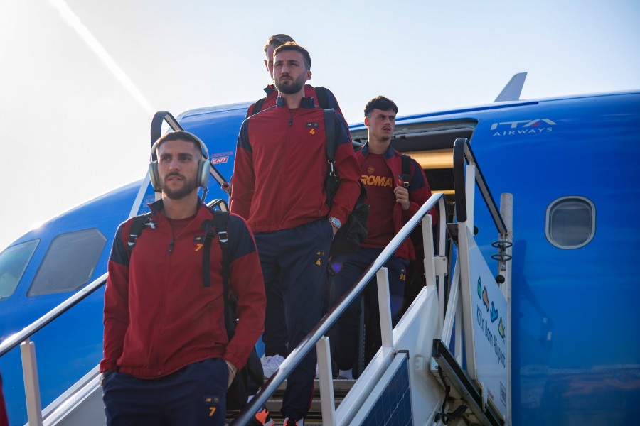 Pellegrini e Cristante scendono dall'aereo che ha portato la Roma a Colonia