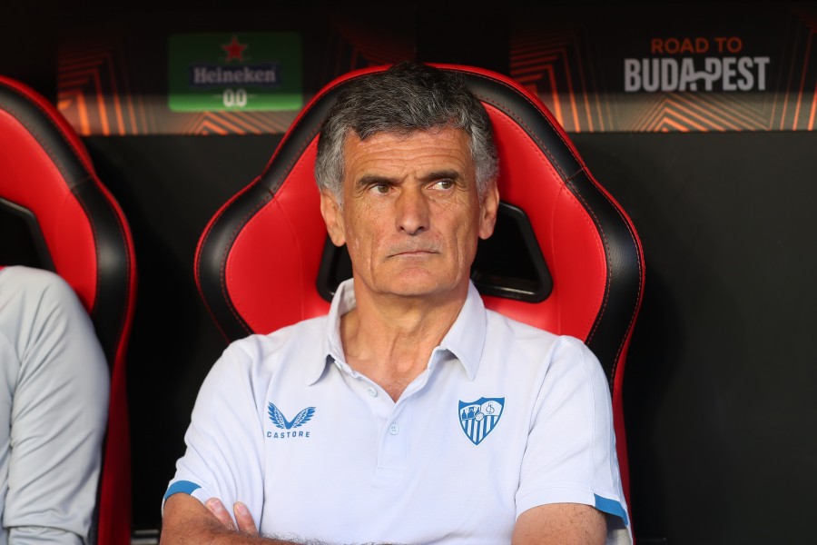 Il tecnico del Siviglia Luis Mendilibar in panchina durante una partita