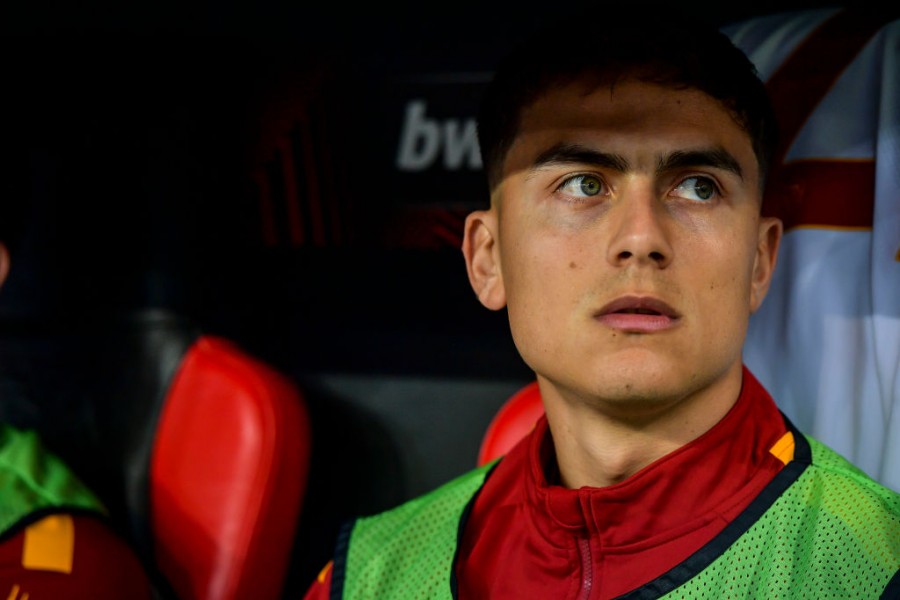 Dybala in panchina durante una partita della Roma