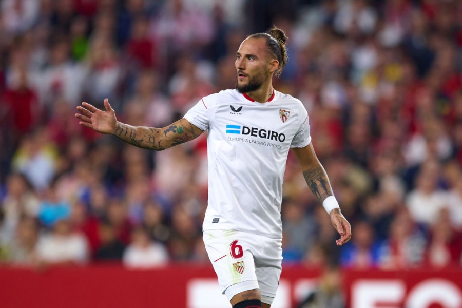 Nemanja Gudelj in campo con il Siviglia