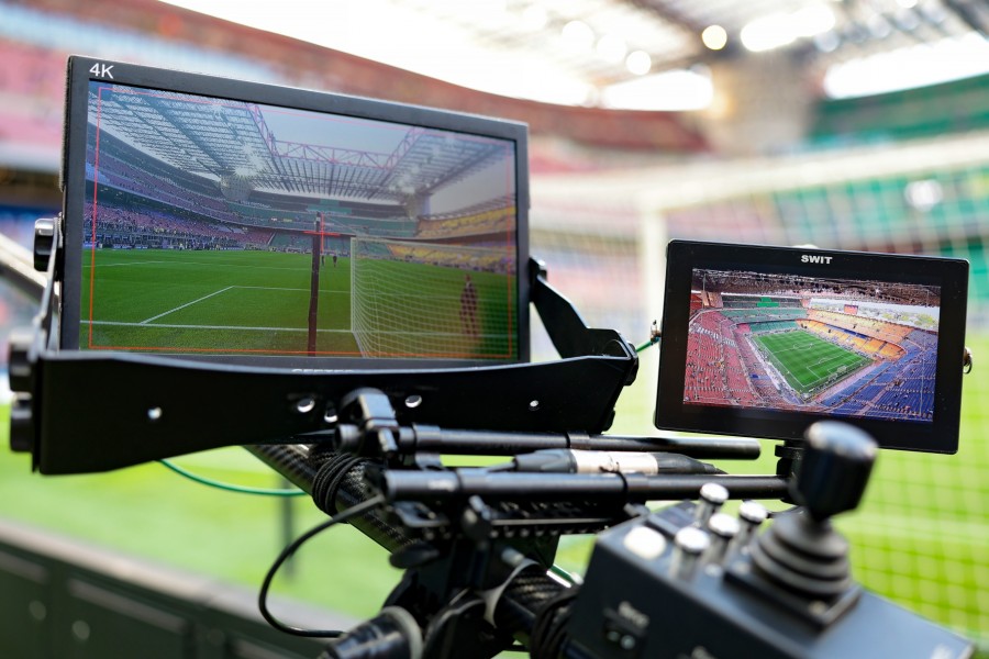 Le telecamere delle Pay-tv puntate sul terreno di gioco