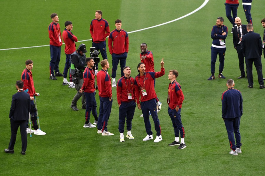 La squadra sul campo della Puskas Arena alla vigilia di Siviglia-Roma