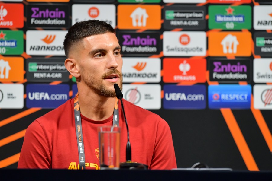 Lorenzo Pellegrini durante la conferenza stampa alla vigilia del Siviglia