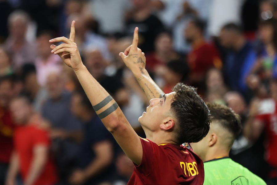 Paulo Dybala esulta con la maglia della Roma