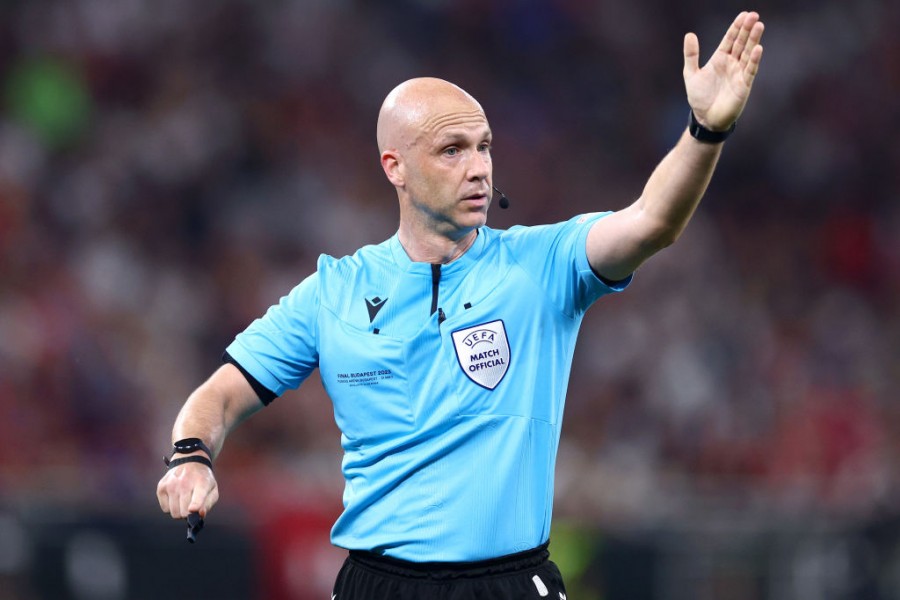 L'arbitro Anthony Taylor durante una partita