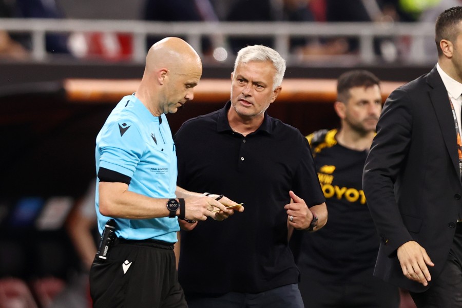 José Mourinho e Anthony Taylor durante la finale di Europa League