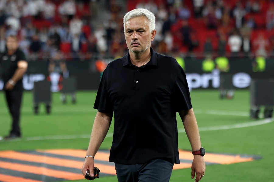 José Mourinho esce dal campo della Puskas Arena