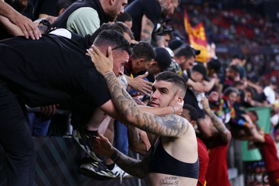 Gianluca Mancini saluta i tifosi al termine della finale di Budapest