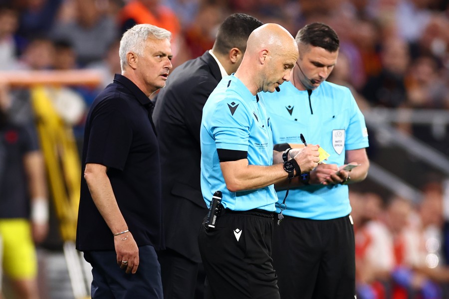 Mourinho che protesta con l'arbitro Taylor