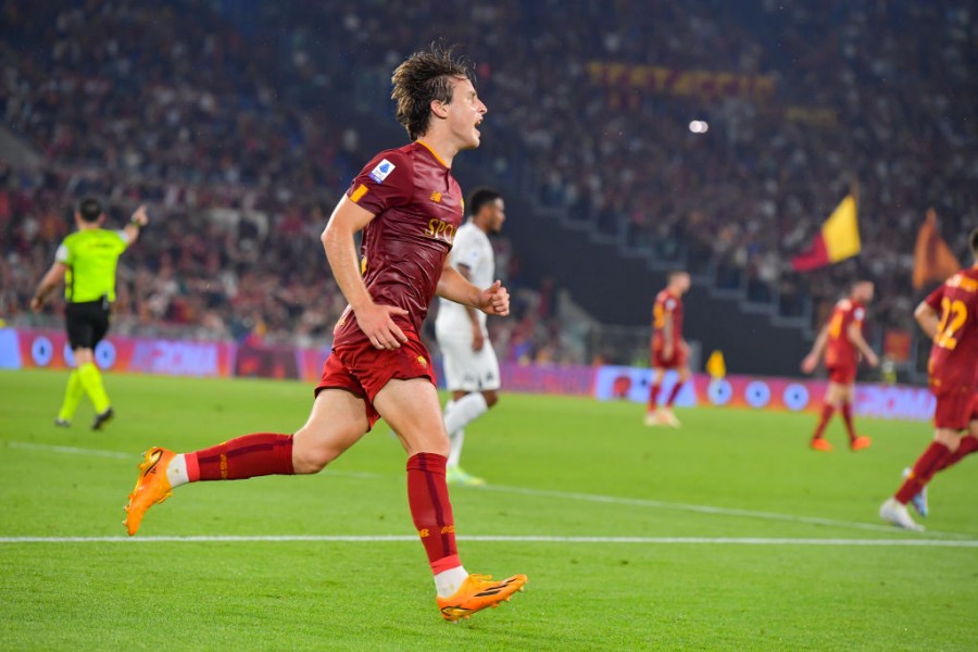 Edoardo Bove esulta dopo un gol con la Roma