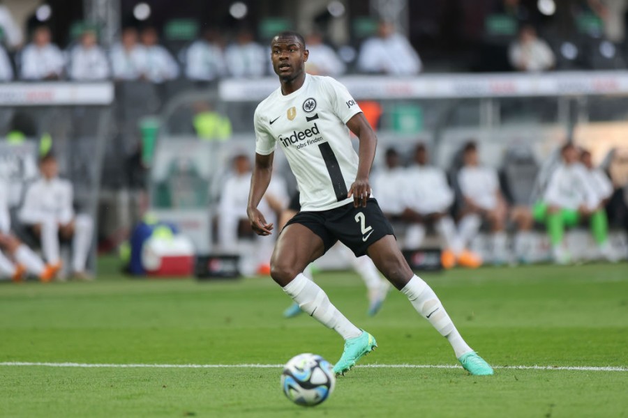 Evan N'Dicka in campo con l'Eintracht Francoforte