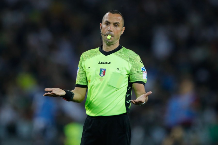 Guida mentre arbitra una partita 