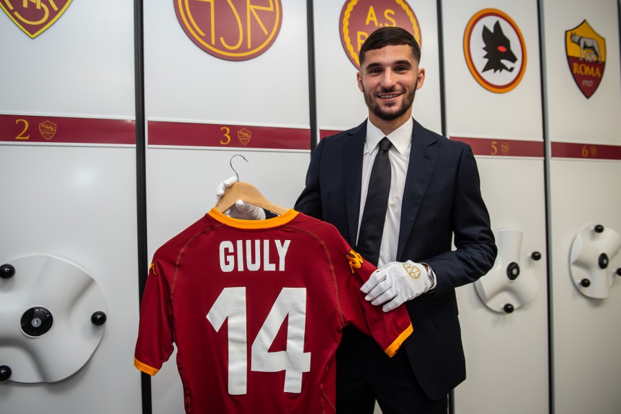 Houssem Aouar con la maglia della Roma indossata da Giuly